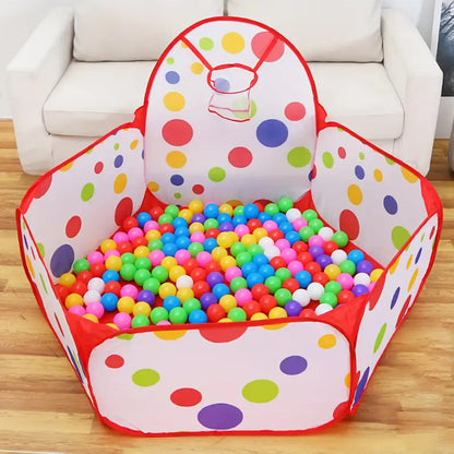 piscina de pelota con cesta de basquet